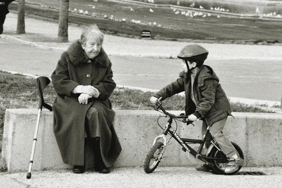la ronde des nombrils poeme le poids du passe